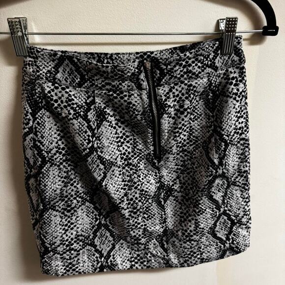 Black and white snake print mini skirt  size xs - Picture 3 of 3